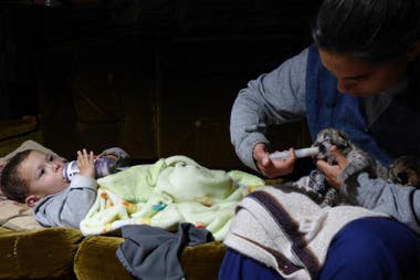 Talita, con Aluminé Sangorrin, una de las voluntarias que participó en su crianza.