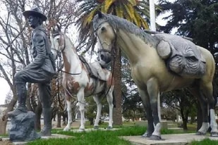 Monumento a Aimé Tschiffel, Gato y Mancha, en Ayacucho