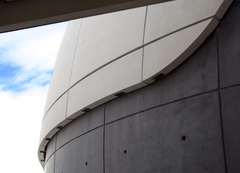 El diseño arquitectónico del planetario crea una interesante mezcla de curvas y líneas rectas.
