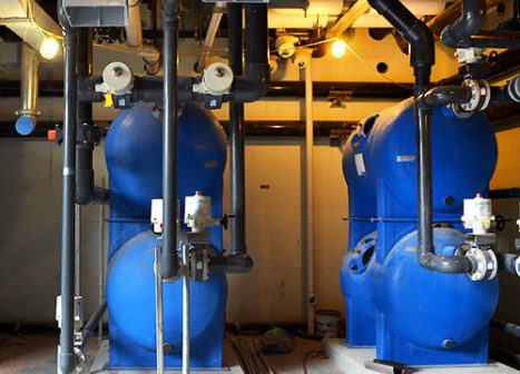 Grandes bombas azules operan en el interior del museo.