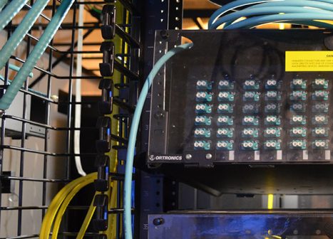 Alambres de colores envuelven la estructura que alberga la sala de circuitos del museo.
